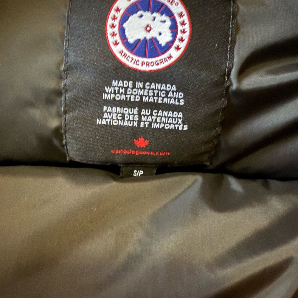 Canada Goose Red Puffer Vest with Quilted Insulation - Picture 4 of 8